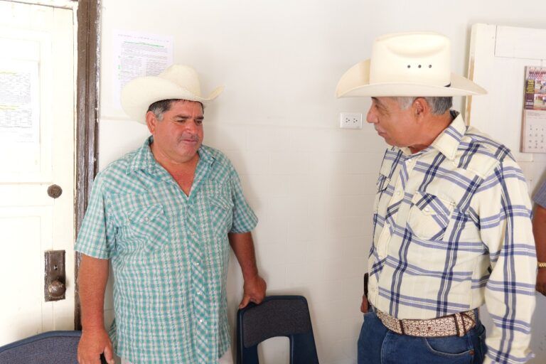 El diputado Arturo Zubía entrega ordeñadora a productor beneficiado en Jiménez