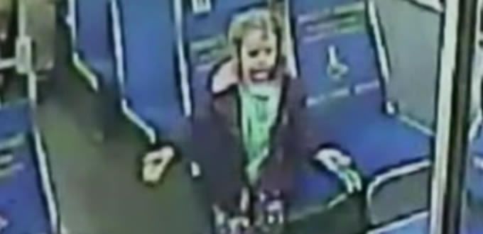 VIDEO: Niña sube a autobús en la madrugada para ir por un antojo