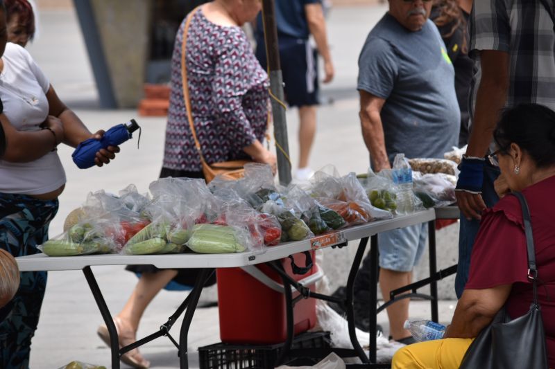 Frente a congreso, productor ofrece directamente alimentos del campo a los Chihuahuenses