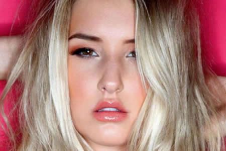 Famosas modelos realizan toplees por temporada decembrina
